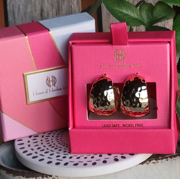 NEW House of Harlow 1960 hammered gold tone thick hoop crescent shaped earrings - Picture 3 of 11